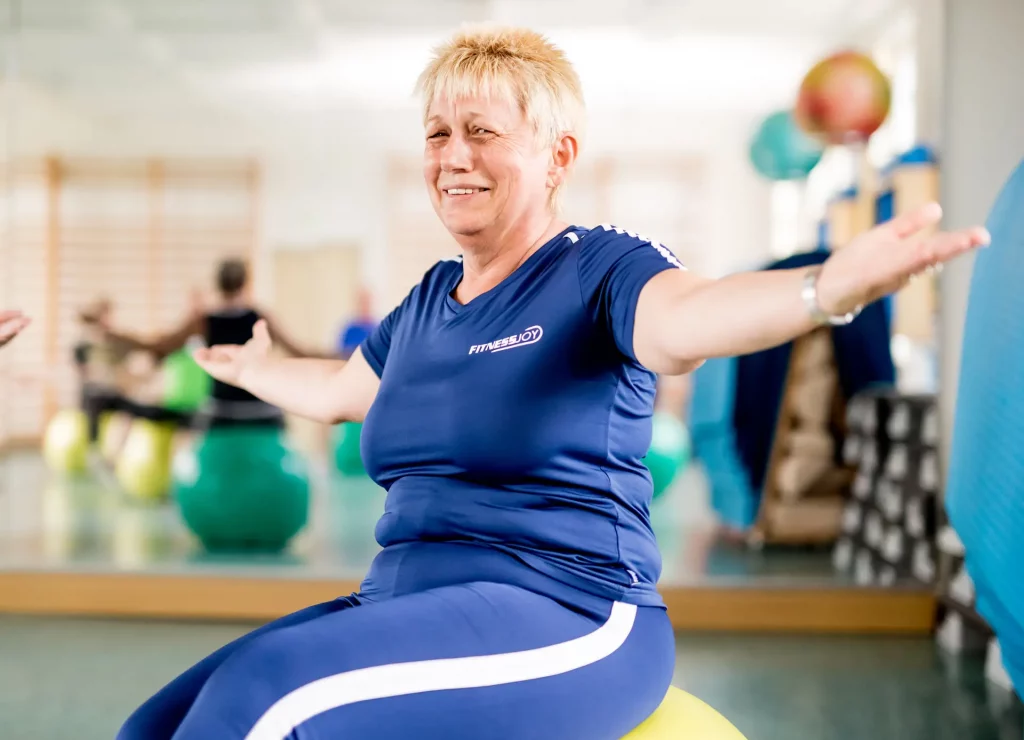 Frau auf Gymnastikball